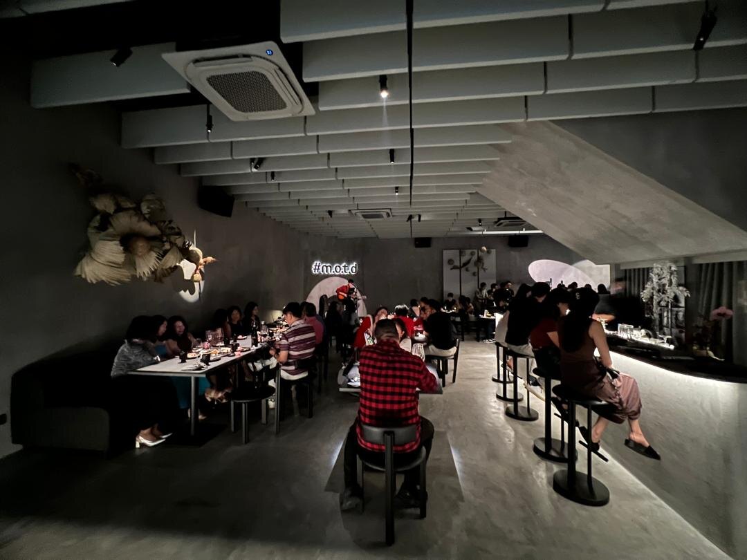 Guests dining together in MOTD’s illuminated evening room